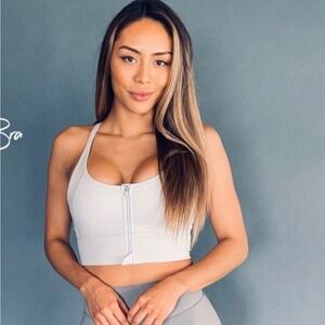 Stylish White Zip-Up Sports Bra